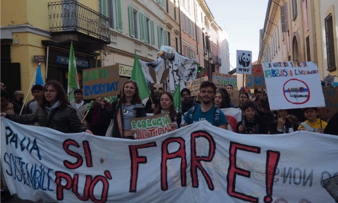 Clima, pace e giustizia: Fridays for Future scende in piazza a Pavia