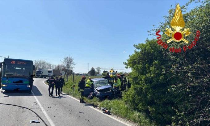 Scontro auto-camion sulla provinciale: due feriti, uno in ospedale in elisoccorso