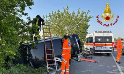 Esce di strada sulla provinciale, conducente 42enne estratta dall'auto ribaltata
