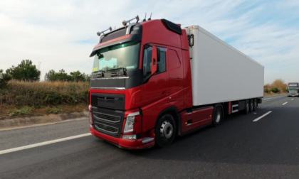 Incidente a Copiano: esplode la batteria di un camion, 54enne in ospedale