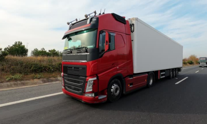 Incidente a Copiano: esplode la batteria di un camion, 54enne in ospedale