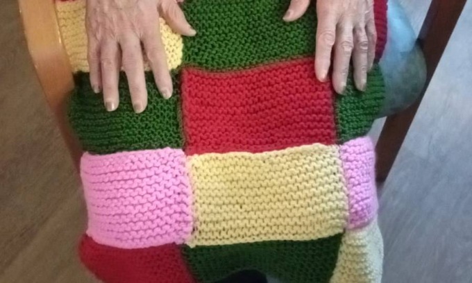 Gli anziani ospiti delle RSA pavesi donano coperte fatte a mano al Canile di Tortona