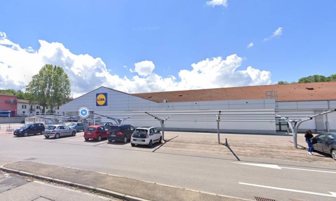 Colpo notturno al supermercato, ladri in fuga con la cassaforte