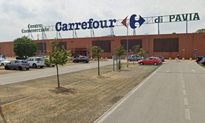 Colpo sfumato al Carrefour, ladri costretti alla fuga lasciano la cassaforte nel corridoio del Centro Commerciale