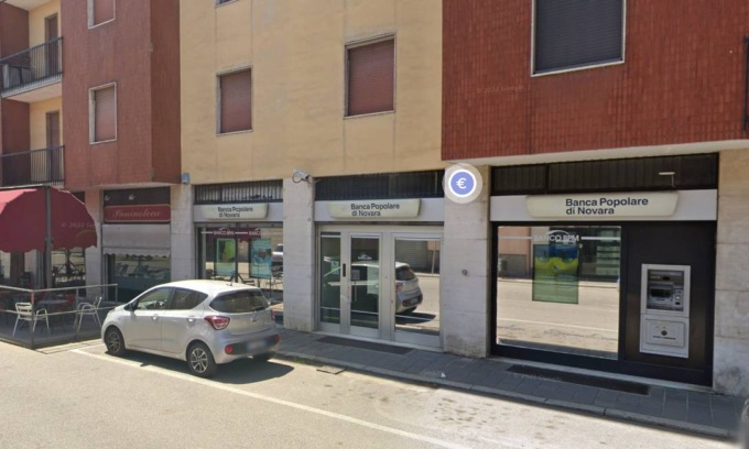 Tentano di far esplodere il bancomat ma il colpo fallisce, ladri scappano a mani vuote