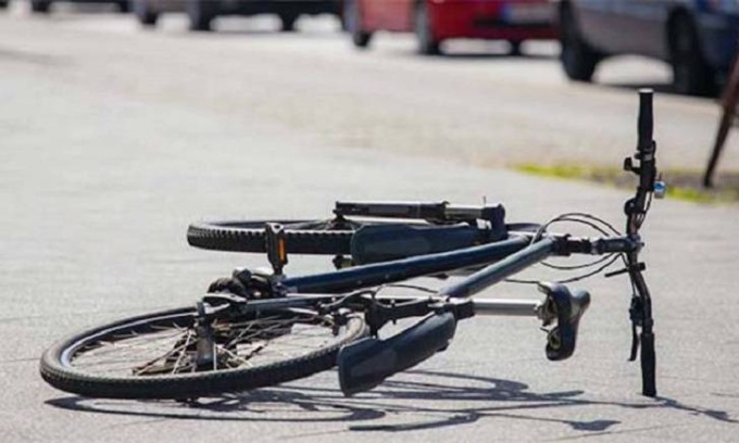 Donna in bicicletta investita da carro funebre in viale Campari