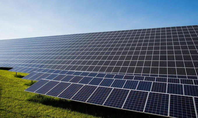 Fotovoltaico sui campi agricoli, Centinaio lancia l’allarme: “A rischio le coltivazioni tipiche del territorio”