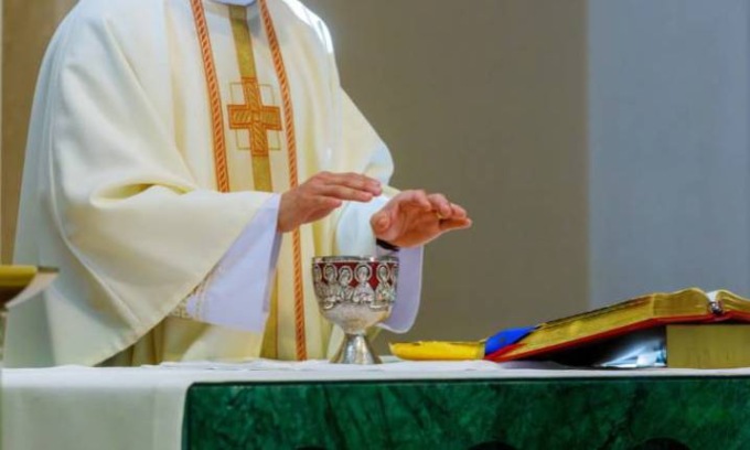 Malore dopo la Messa di Pasqua, don Daniele Baldi ricoverato al San Matteo
