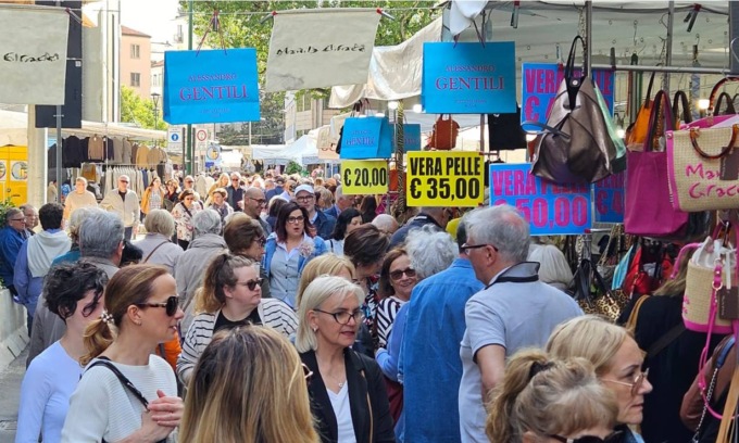 Gli Ambulanti di Forte dei Marmi® a Pavia domenica 13 aprile