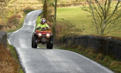 Il quad guidato dal padre si ribalta: ancora gravissima la 14enne dopo l'impatto contro i pali delle vigne