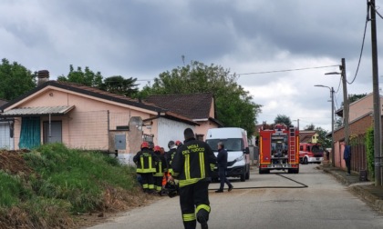 Rompe il tubo del gas mentre lavora con l'escavatore: strada chiusa e finestre chiuse a Palestro