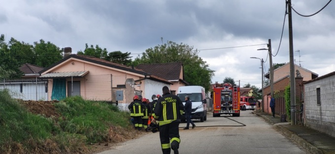 Rompe il tubo del gas mentre lavora con l’escavatore: strada chiusa e finestre chiuse a Palestro