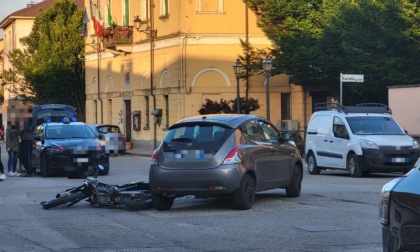 Scontro tra auto e moto a Confienza, tra i feriti anche un 16enne: l'intervento dell'elisoccorso