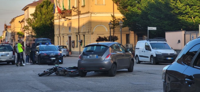 Scontro tra auto e moto a Confienza, tra i feriti anche un 16enne: l’intervento dell’elisoccorso