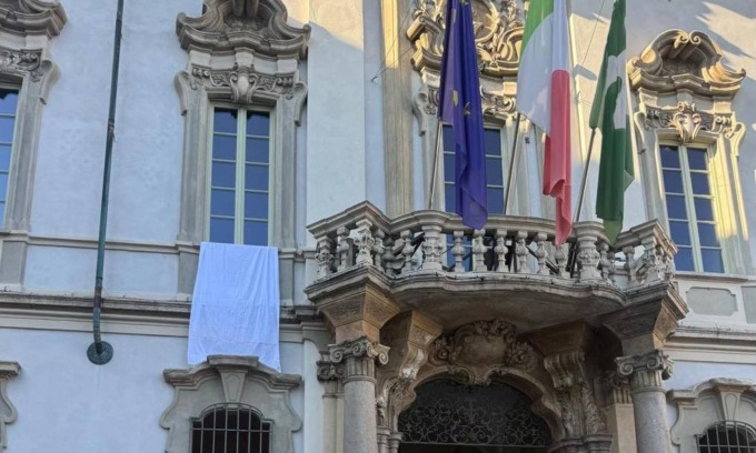 Un sudario per Gaza anche a Pavia: “Un segno di lutto, solidarietà e vicinanza”
