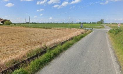 Ciclista trovato morto in un fosso a bordo strada: ipotesi pirata della strada