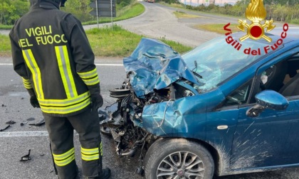 Violento scontro frontale tra auto e furgone, 5 le persone rimaste coinvolte