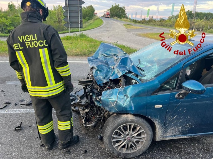Violento scontro frontale tra auto e furgone, 5 le persone rimaste coinvolte