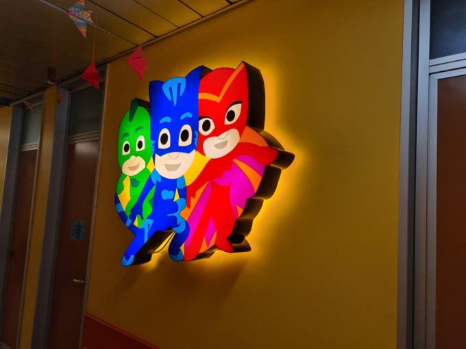 Quando l’arte incontra la cura: le opere di Marco Lodola illuminano la Radiologia Pediatrica del San Matteo