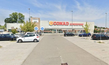 Colpo nella notte al supermercato: sfondano vetrata con un’auto rubata e scappano con la cassaforte