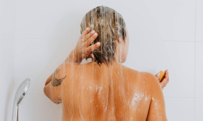 Filmate di nascosto mentre si facevano la doccia, indagato ragazzo 28enne