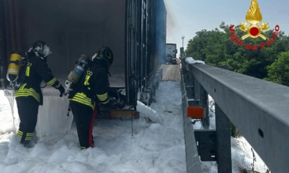 Incendio sull’A7 a Battuda, mezzo pesante avvolto dalle fiamme