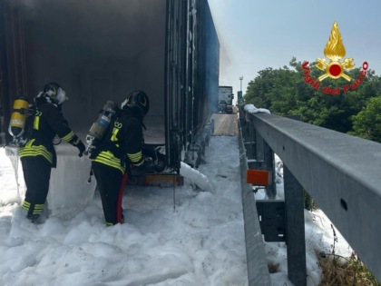 Incendio sull’A7 a Battuda, mezzo pesante avvolto dalle fiamme