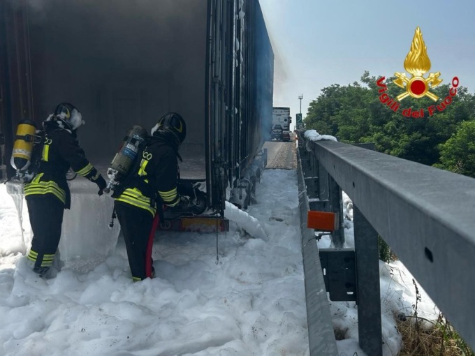 Incendio sull’A7 a Battuda, mezzo pesante avvolto dalle fiamme