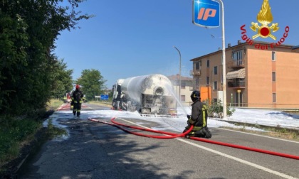 Autocisterna in fiamme a Copiano: evacuata la zona, traffico bloccato sulla SS235