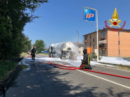Autocisterna in fiamme a Copiano: evacuata la zona, traffico bloccato sulla SS235