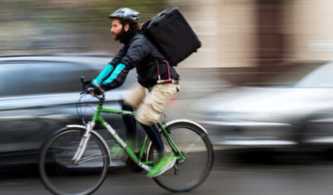 Rider derubato della bici elettrica mentre entra in negozio per ritirare un ordine da consegnare