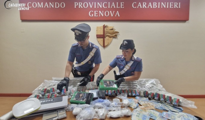 Oltre 27 chili di droga tra i cuscini del divano e nel frigorifero: maxi sequestro a Vigevano