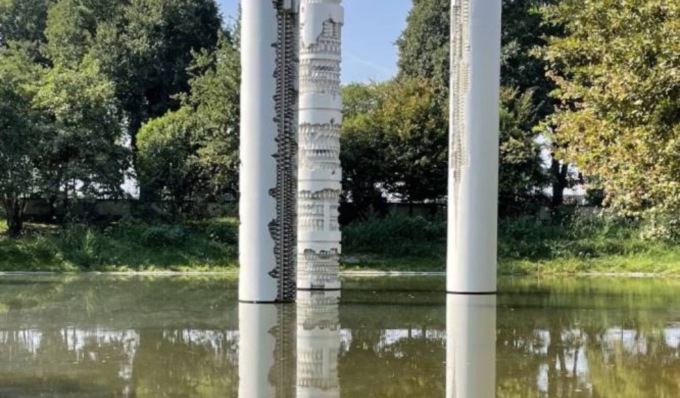 Addio ad Arnaldo Pomodoro: la sua “Triade” esposta agli Horti e il suo legame con Pavia