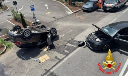 Dopo lo schianto un'auto si ribalta sulla sede stradale, tre feriti a Chignolo Po