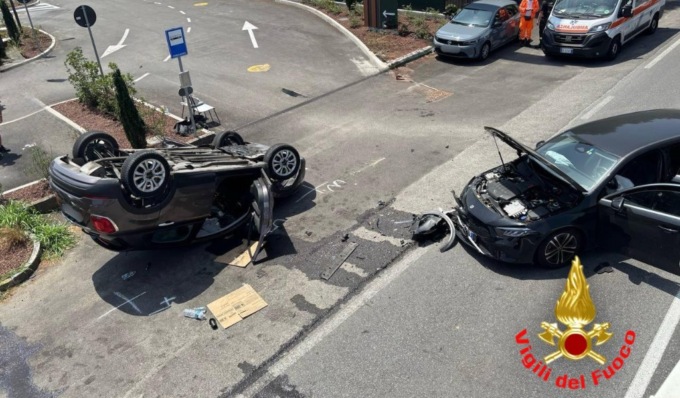 Dopo lo schianto un’auto si ribalta sulla sede stradale, tre feriti a Chignolo Po