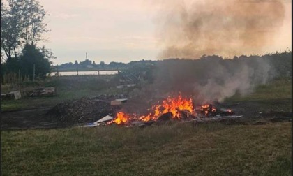 Roghi nei campi di Zinasco: tre uomini indagati per incendio doloso e smaltimento illecito rifiuti