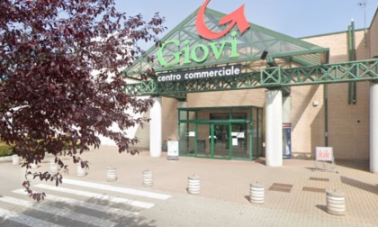 Assalto nella notte al centro commerciale ma scatta l'allarme: ladri in fuga a mani vuote