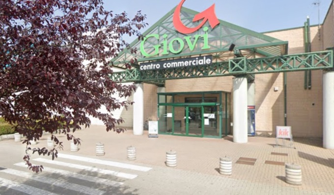 Assalto nella notte al centro commerciale ma scatta l’allarme: ladri in fuga a mani vuote