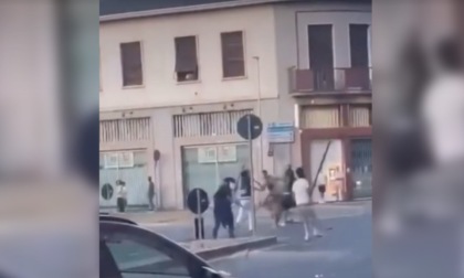 Il video della maxi rissa a colpi di spranga e mazze per le vie di Vigevano
