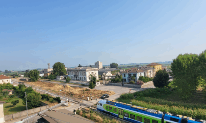 Crolla la sbarra del passaggio a livello: disagi alla circolazione ferroviaria a Palestro