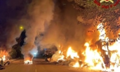 Assalto nella notte a una logistica: camion rubati, mezzi in fiamme e chiodi sull’asfalto per scappare