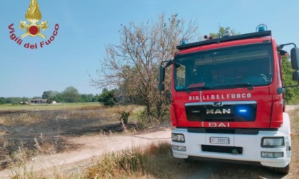 Incendio sterpaglie a Garlasco, quattro ore di lavoro per domare le fiamme
