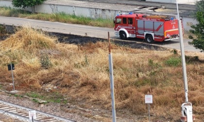 Incendia delle cartacce e va a fuoco il prato davanti la stazione