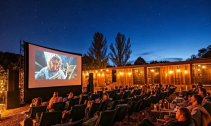 Cinema sotto le stelle 2025: a Pavia torna la rassegna estiva nel cortile del Museo Kosmos