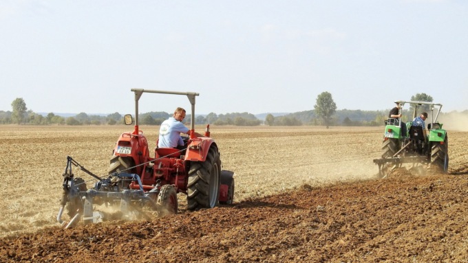 Furto in azienda agricola, nella notte rubano trattore con seminatrice
