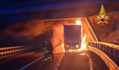 Incendio all’alba sulla A21, in fiamme un mezzo pesante