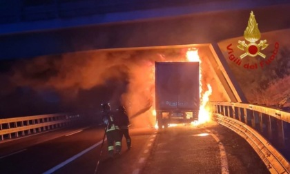 Incendio all’alba sulla A21, in fiamme un mezzo pesante