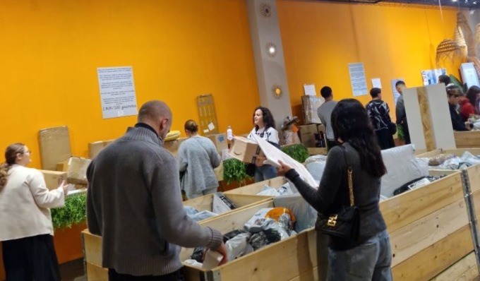 A Vigevano arriva Poka Joïa, l’incredibile e divertente vendita di pacchi smarriti