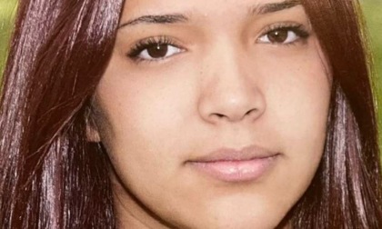 Folla commossa ai funerali della 14enne morta in un incidente in scooter: si indaga per omicidio colposo