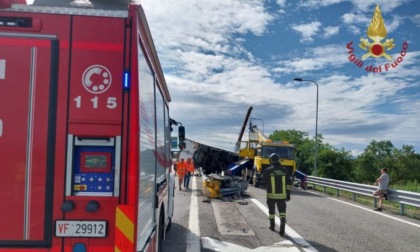 Autoarticolato si ribalta sulla A53 tra Bereguardo e Pavia: autista incastrato nella cabina